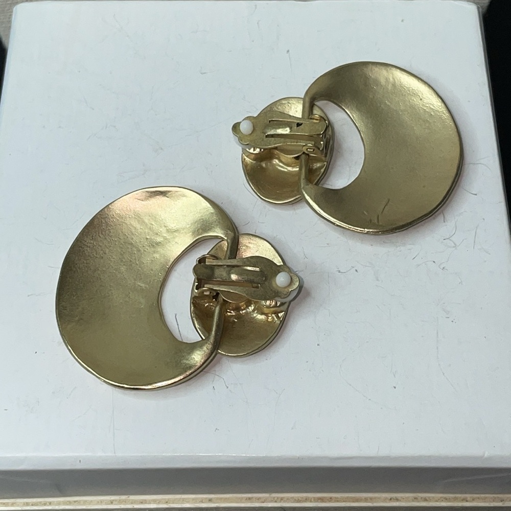 NWOT matte gold tone hammered clip on earrings - Picture 2 of 3